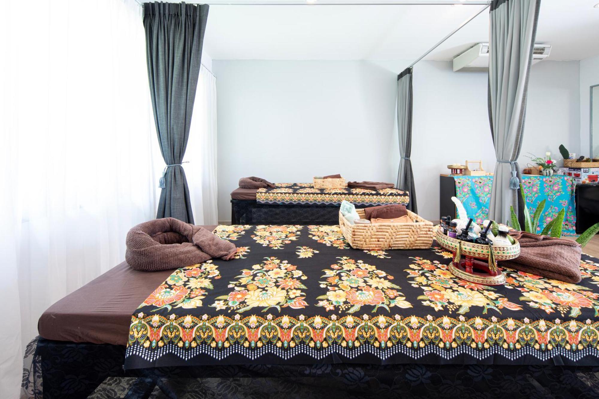 Craft Resort & Villas, Phuket Town Екстер'єр фото Thai massage bed