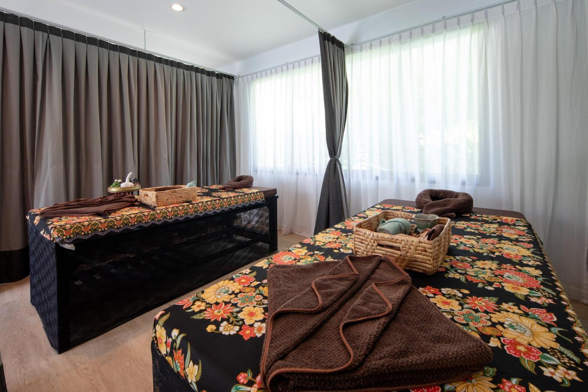 Craft Resort & Villas, Phuket Town Екстер'єр фото Thai massage beds