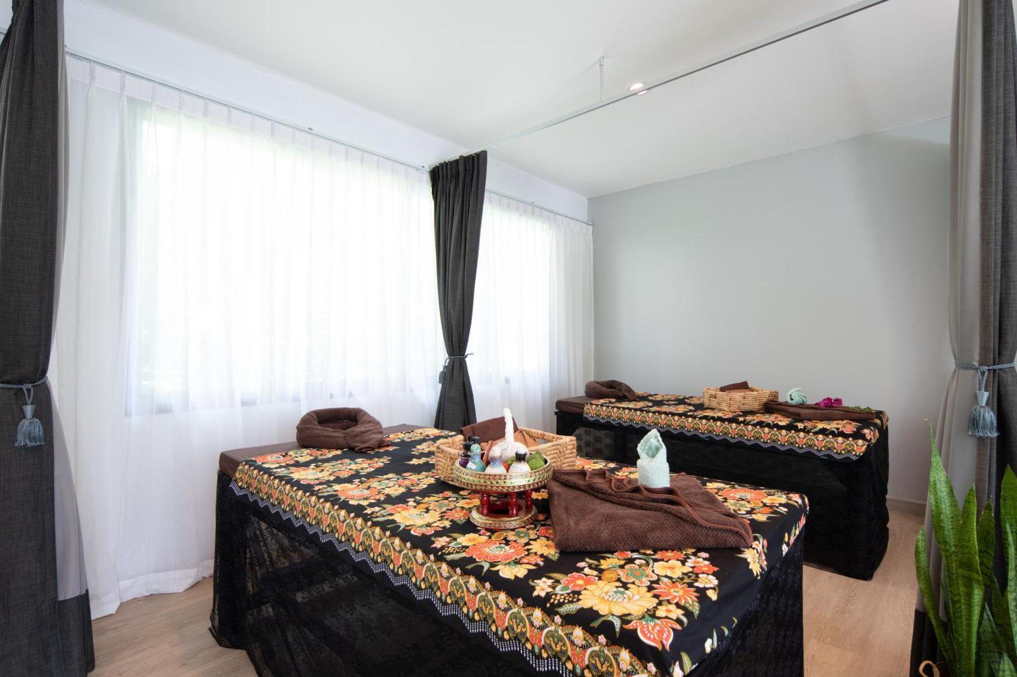 Craft Resort & Villas, Phuket Town Екстер'єр фото Thai massage beds