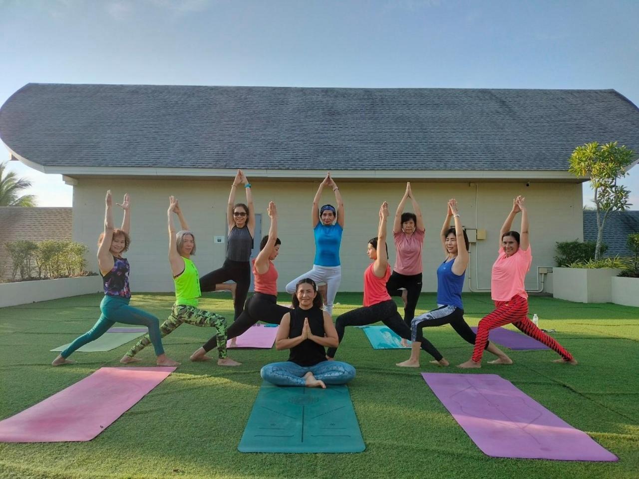Craft Resort & Villas, Phuket Town Екстер'єр фото A yoga class in progress
