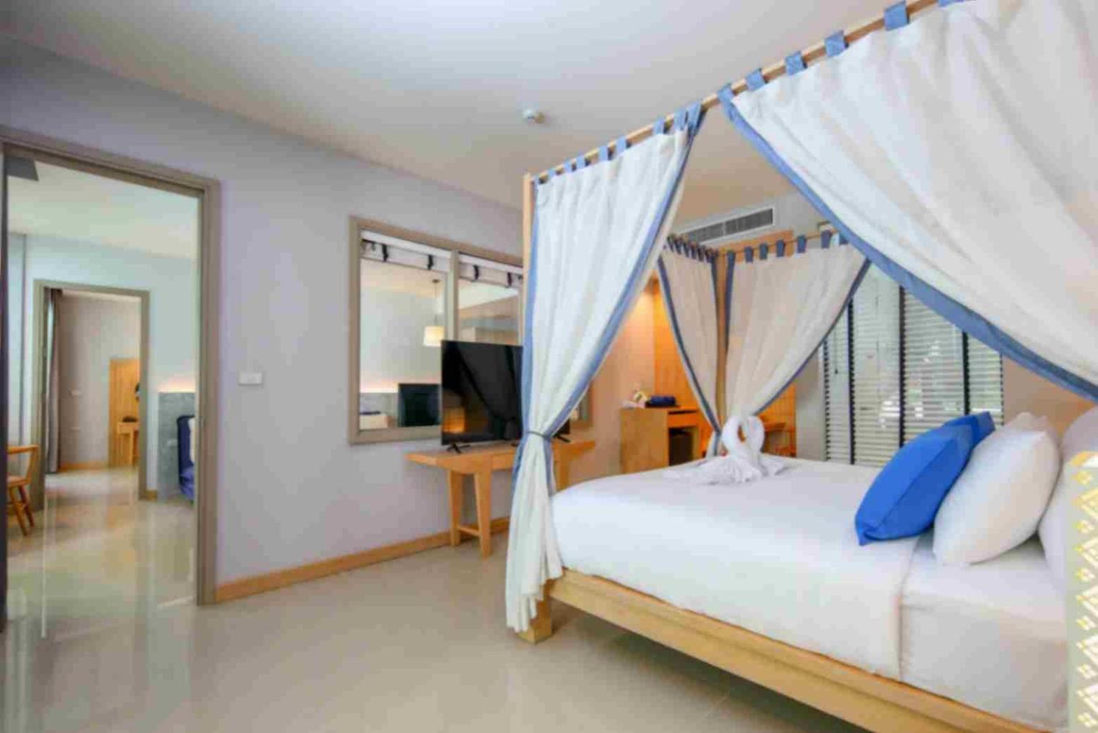 Craft Resort & Villas, Phuket Town Екстер'єр фото A bedroom at the hotel