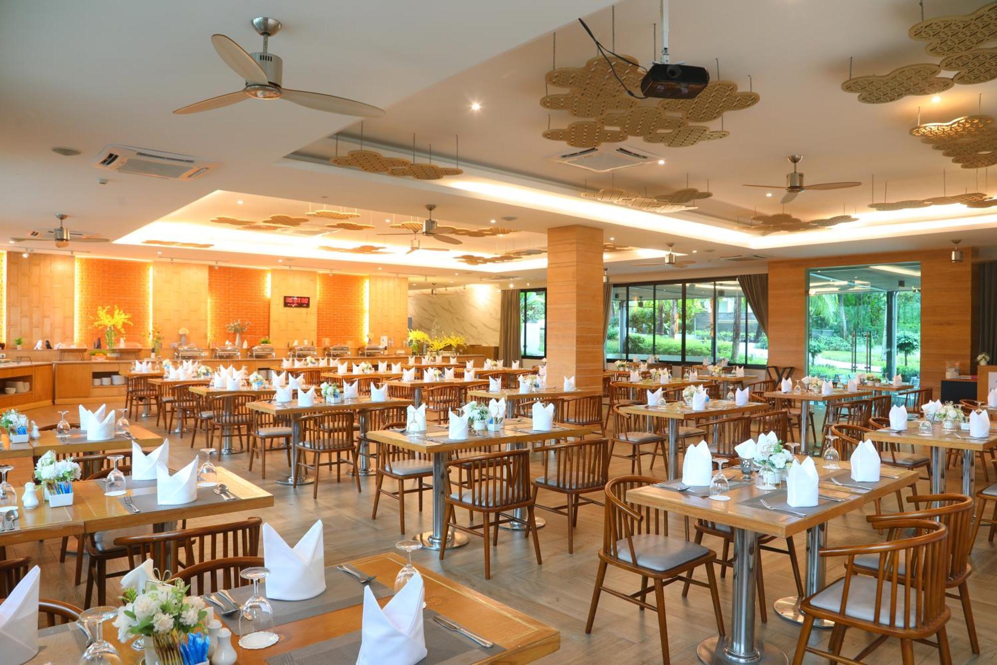 Craft Resort & Villas, Phuket Town Екстер'єр фото The dining room at the Royal Thai Navy Academy