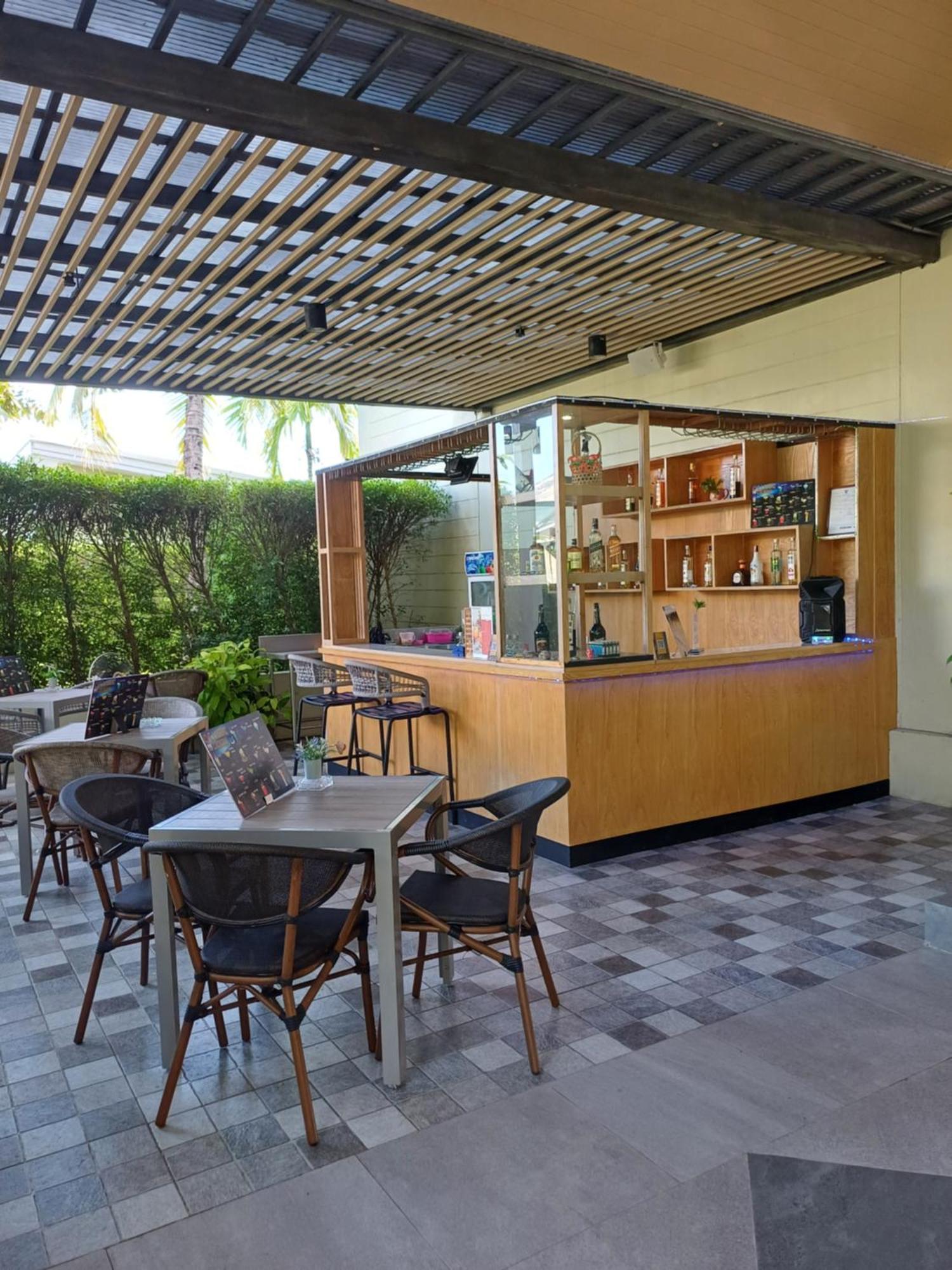 Craft Resort & Villas, Phuket Town Екстер'єр фото The bar at the pool