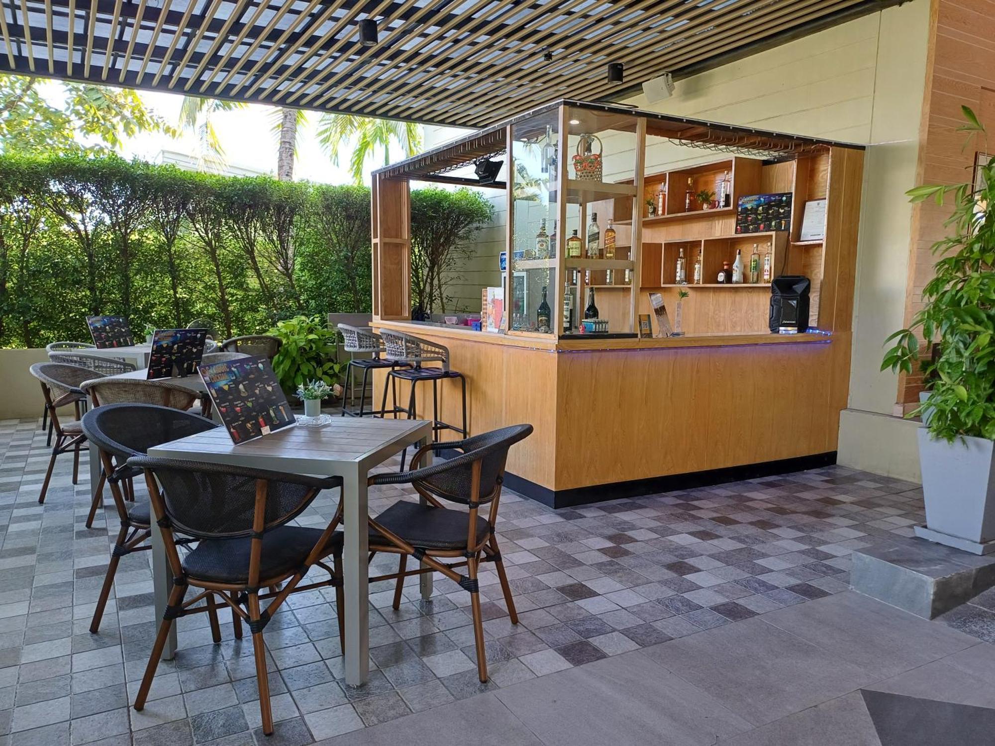 Craft Resort & Villas, Phuket Town Екстер'єр фото The bar at the 10th floor